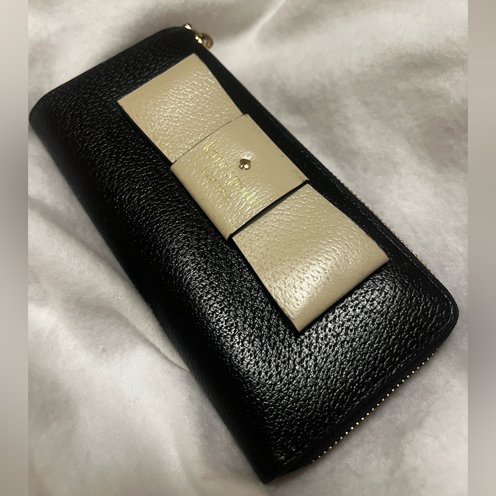 Rare white bow on black Kate Spade wallet